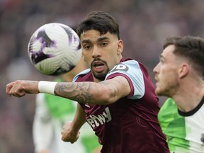 Lucas Paqueta de West Ham, à gauche, et Andrew Robertson de Liverpool se battent pour le ballon.