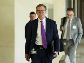 Le gouverneur de la Banque du Canada, Tiff Macklem, arrive comme témoin devant le comité des finances de la Chambre des communes à Ottawa, le jeudi 2 mai 2024.