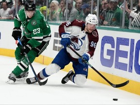 Mikko Rantanen de l'Avalanche du Colorado plonge pour la rondelle contre Esa Lindell des Stars de Dallas pendant la deuxième période du match 5 du deuxième tour des séries éliminatoires de la Coupe Stanley 2024 au American Airlines Center le 15 mai 2024 à Dallas, Texas.