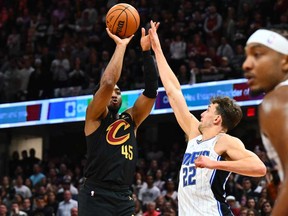 Donovan Mitchell des Cleveland Cavaliers tire sur Franz Wagner du Orlando Magic lors du quatrième quart du cinquième match des éliminatoires du premier tour de la Conférence de l'Est au Rocket Mortgage Fieldhouse le 30 avril 2024 à Cleveland, Ohio.