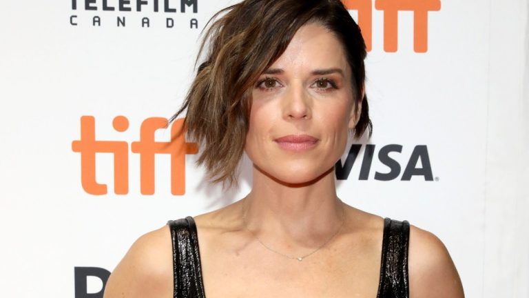 Neve Campbell dit que le studio a augmenté son salaire avec l'offre "Scream 7" après avoir parlé d'un conflit salarial.
	
	
