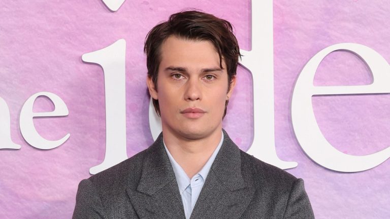 Nicholas Galitzine sur « Fixer des limites » et ne pas s’engager dans les « parties toxiques d’Hollywood »
