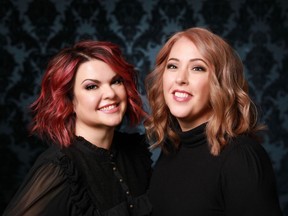 Les auteurs Christina Hobbs, à gauche, et Lauren Billings, le duo d'écrivains américain à succès derrière le livre et le nom de plume combiné, sont visibles sur une photo non datée.