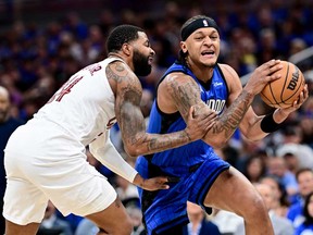 Paolo Banchero du Magic d'Orlando se dirige vers le panier contre Marcus Morris Sr. des Cavaliers de Cleveland lors du premier quart du sixième match des éliminatoires du premier tour de la Conférence de l'Est au Kia Center le 3 mai 2024 à Orlando, en Floride.