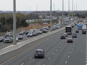 Le père d'un garçon de trois mois décédé aux côtés de ses grands-parents dans un accident d'autoroute la semaine dernière dit que son chagrin est angoissant.  Un tronçon de l'autoroute 401 est visible à Whitby, en Ontario, le mardi 30 avril 2024.