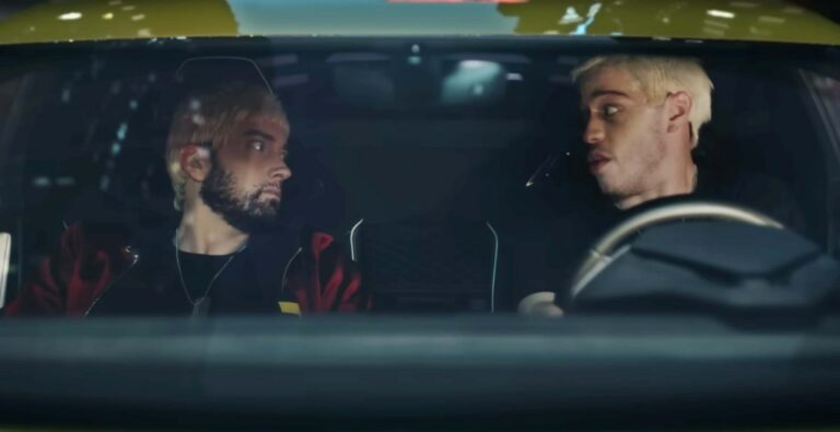 Pete Davidson conduit la voiture d'escapade d'Eminem dans le clip "Houdini"
