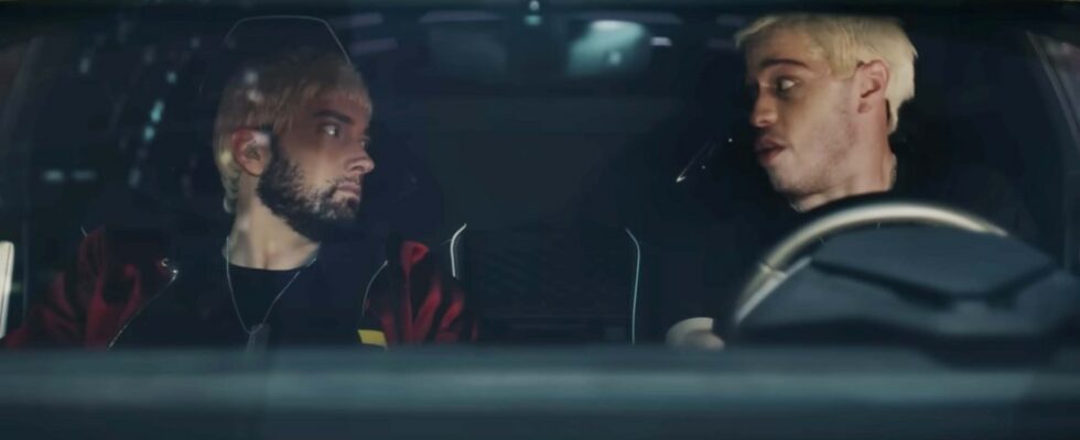 Pete Davidson conduit la voiture d'escapade d'Eminem dans le clip "Houdini"