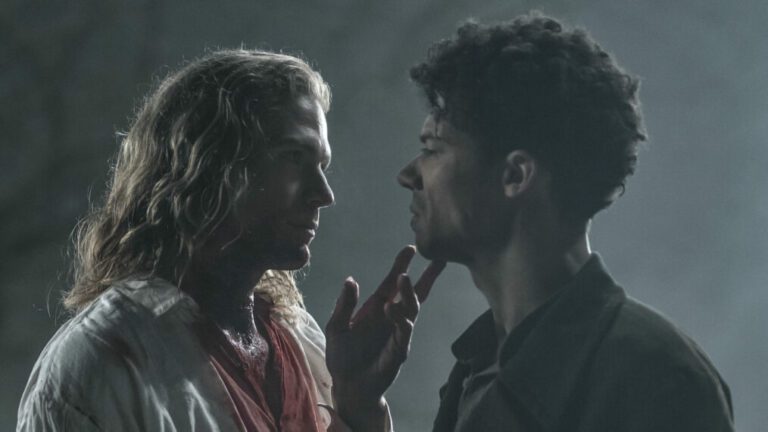 Sam Reid as Lestat de Lioncourt and Jacob Anderson as Louis de Pointe du Lac in 