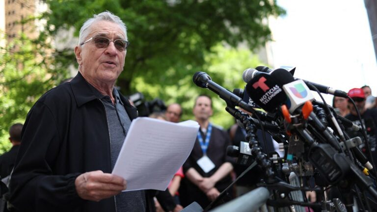 Robert De Niro critique Trump lors d'une conférence de presse avec des policiers le 6 janvier en dehors du procès de l'ancien président
