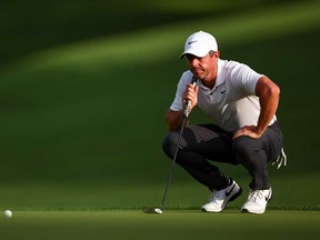 Rory McIlroy, d'Irlande du Nord, regarde un putt sur le 18e trou lors de la première manche du championnat Wells Fargo au Quail Hollow Country Club le 9 mai 2024 à Charlotte, Caroline du Nord.