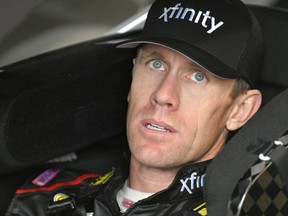 DOSSIER – Carl Edwards est assis dans le garage pendant l'entraînement de la course automobile NASCAR Cup Series au Kansas Speedway à Kansas City, Kan., le 15 octobre 2016. Ricky Rudd, le pilote coriace de Virginie, a été sélectionné pour le NASCAR Hall of Fame le mardi 21 mai 2024, avec Edwards et le mécanicien et stratège de course Ralph Moody, qui ont participé au scrutin des pionniers.