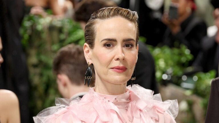 Sarah Paulson dénonce l'acteur qui lui a donné six pages de notes non sollicitées : "C'était scandaleux"
