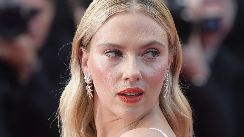 Scarlett Johansson dit qu'elle a été « choquée » et « en colère » face à l'utilisation par OpenAI d'une voix qui était « étrangement similaire à la mienne ».
	
	
