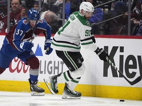 Le centre des Stars de Dallas Tyler Seguin, à droite, récupère la rondelle à côté du centre de l'Avalanche du Colorado Casey Mittelstadt lors de la deuxième période du troisième match d'une série éliminatoire de la Coupe Stanley de hockey de la LNH, le samedi 11 mai 2024, à Denver.