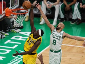 Pascal Siakam des Indiana Pacers se dirige vers le panier contre Derrick White des Boston Celtics.