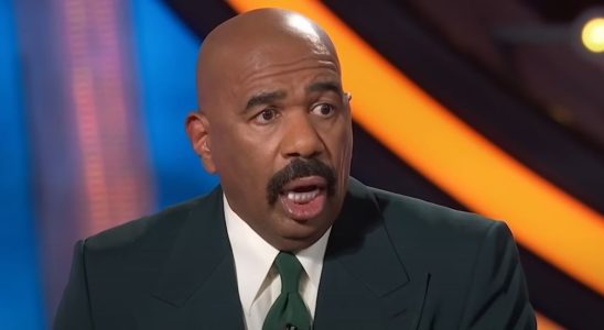 Steve Harvey de Family Feud perd la tête après qu'un pasteur et un autre concurrent plus âgé aient partagé les réponses les plus sales possibles