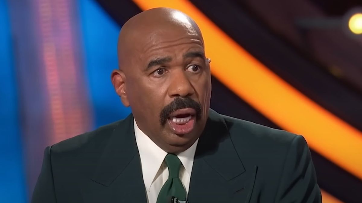 Steve Harvey de Family Feud perd la tête après qu'un pasteur et un autre concurrent plus âgé aient partagé les réponses les plus sales possibles 
