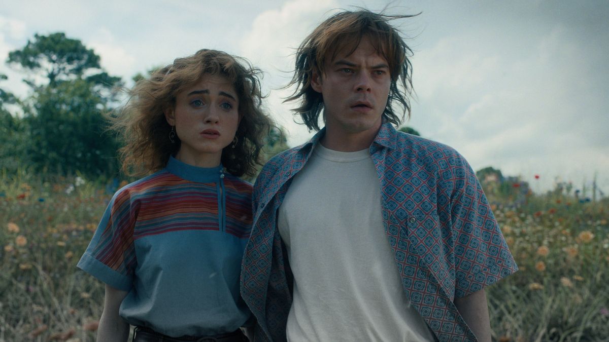 Stranger Things a publié de nouvelles photos de Jonathan et Nancy dans la saison 5, et je suis ravi de savoir avec qui ils seront apparemment jumelés
