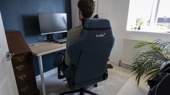 Un homme de grande taille était assis dans la chaise Boulies Master