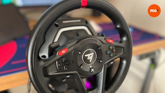 Volant Thrustmaster T128 avec arrière-plan flou 