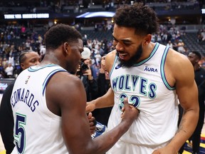 Karl-Anthony Towns, à droite, et Anthony Edwards des Minnesota Timberwolves réagissent après avoir remporté le septième match des éliminatoires du deuxième tour de la Conférence Ouest contre les Denver Nuggets au Ball Arena le 19 mai 2024 à Denver, Colorado.