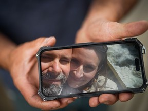 Jason Gaudreault, dont la compagne Tatjana Stefanski a été retrouvée morte le 14 avril après avoir disparu un jour plus tôt, montre une photo d'eux sur son téléphone, à Lumby, en Colombie-Britannique, le lundi 13 mai 2024.