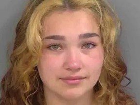 Une femme de 20 ans en Floride, surprise en train d’avoir des relations sexuelles sur une jetée publique, tente de s’éloigner des flics à la nage