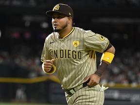 Luis Arraez des Padres de San Diego se prépare pour un match contre les Diamondbacks de l'Arizona au Chase Field de Phoenix, le 4 mai 2024.