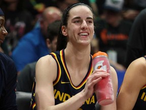 Caitlin Clark, de l'Indiana Fever, regarde avant de jouer contre les Dallas Wings lors d'un match préparatoire au College Park Center le 3 mai 2024 à Arlington, Texas.