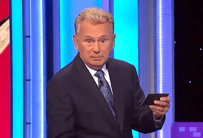 Vidéo « La Roue de la Fortune », droit dans les fesses, Pat Sajak — Regardez