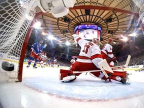 Frederik Andersen des Hurricanes de la Caroline cède un but à Mika Zibanejad des Rangers de New York lors de la première période du premier match du deuxième tour des séries éliminatoires de la Coupe Stanley 2024 au Madison Square Garden le 5 mai 2024 à New York.