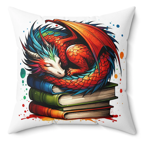 un oreiller carré blanc avec une sérigraphie graphique d'un dragon coloré endormi sur une pile de livres