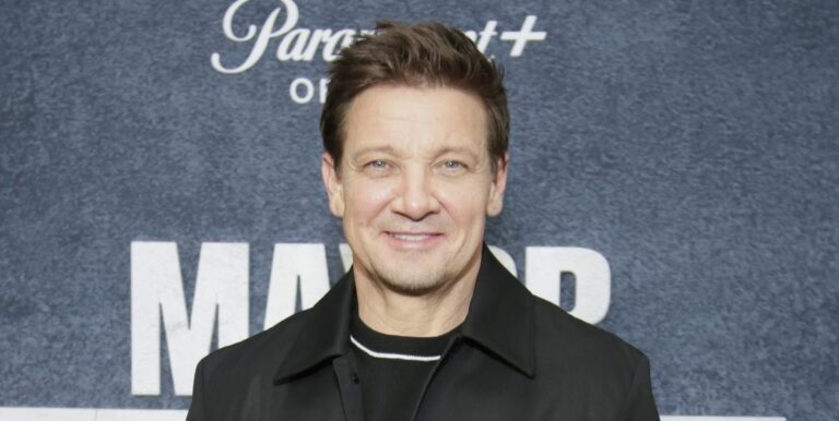 Jeremy Renner rejoint Knives Out 3 dans son premier rôle au cinéma depuis son accident
