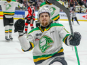 Kasper Halttunen des Knights de London célèbre un but lors de leur match de la Coupe Memorial contre les Warriors de Moose Jaw à Saginaw, Michigan, le 27 mai 2024. (Eric Young/CHL)