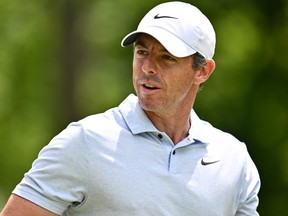 Rory McIlroy, d'Irlande du Nord, quitte le septième tee lors de la troisième ronde de l'Omnium canadien RBC au Hamilton Golf & Country Club à Hamilton, en Ontario, le samedi 1er juin 2024.