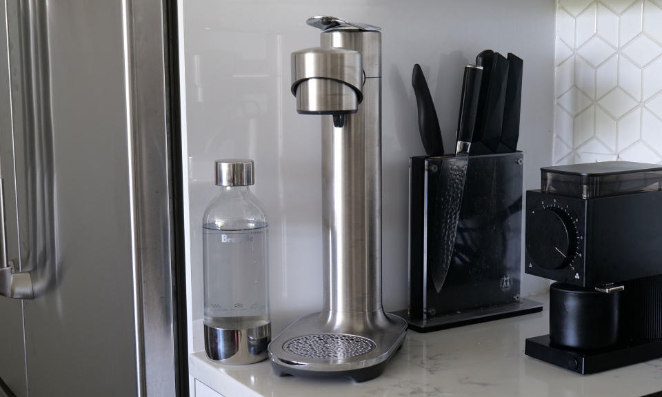 Le Breville InFizz Fusion est une machine très simple car elle ne nécessite aucune énergie et utilise les mêmes recharges de C02 d'une livre qu'un Sodastream.  N'oubliez pas d'acheter des bidons avec des dessus filetés et non ceux avec des raccords rapides. 