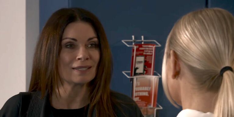 La star de Coronation Street, Alison King, discute de la découverte de l'amour par Carla Connor
