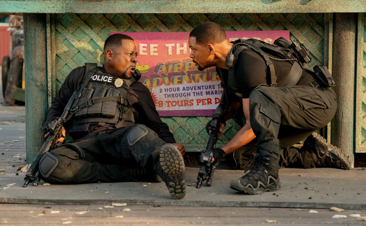 Le détective Marcus Burnett est en tenue SWAT à l'abri alors qu'un Mike Lowrey tout aussi équipé lui donne un discours d'encouragement dans Bad Boys: Ride or Die.