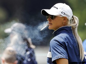 Charley Hull fume une cigarette sur le 9e tee lors du premier tour de l'US Women's Open.