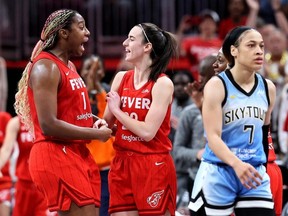 Chennedy Carter #7 passe devant Aliyah Boston #7 et Caitlin Clark #22 de l'Indiana Fever alors qu'ils célèbrent leur victoire sur Chicago Sky lors du match à Gainbridge Fieldhouse le 1er juin 2024 à Indianapolis, Indiana.