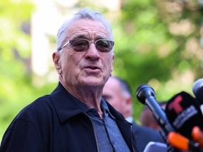 Robert De Niro s'exprime en faveur du président américain Joe Biden devant le tribunal pénal de Manhattan alors que l'ancien président américain et candidat républicain à la présidentielle Donald Trump assiste à son procès pénal pour avoir prétendument dissimulé des paiements d'argent secrets à New York, le 28 mai 2024.