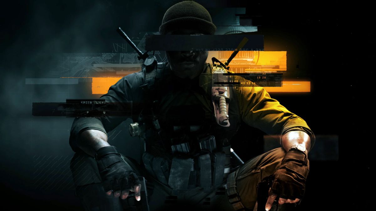 Illustration clé de Call of Duty : Black Ops 6, une image d'un soldat en treillis accroupi dans la pose traditionnelle de la couverture de Black Ops, son visage obscurci par des blocs de couleur dans le style des informations expurgées.