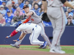 Ryan Mountcastle des Orioles de Baltimore élimine Davis Schneider des BLue Jays au premier but sur un ballon au sol au troisième lors de la première manche au Centre Rogers le 4 juin 2024 à Toronto.