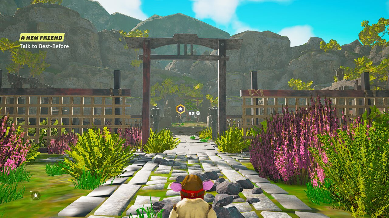 Le personnage se tient devant une clôture et un portail.  Au loin, marqué par le marqueur orange, se trouve un PNJ qui vous permettra d'avancer dans le jeu.
