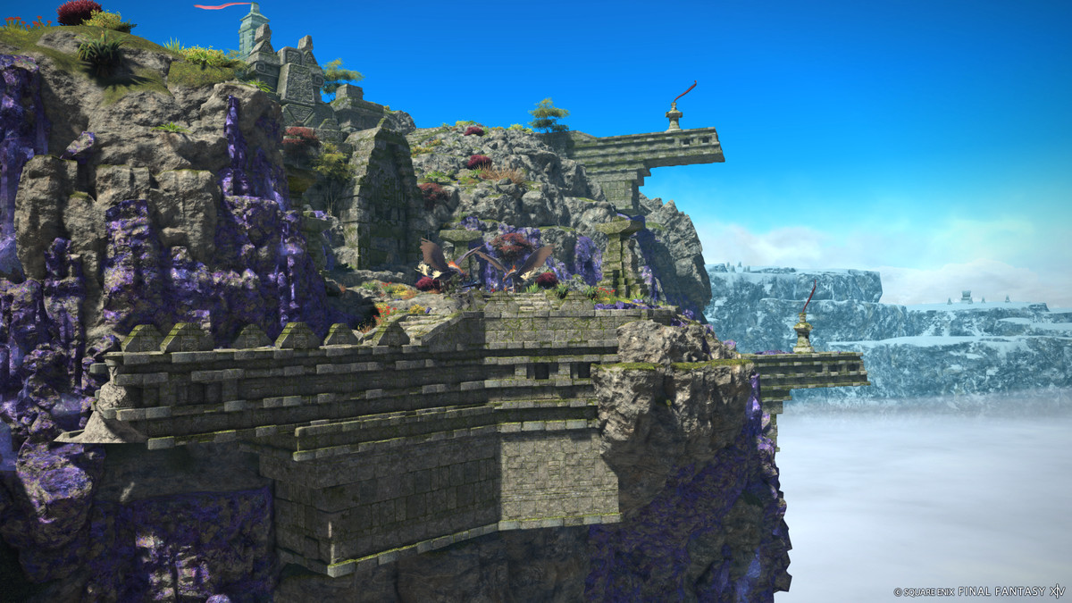 Une structure en pierre massive surplombant l'eau dans Final Fantasy 14