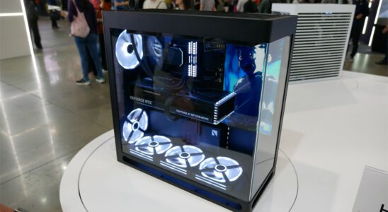 Ce nouveau boîtier PC intelligent vous permet de monter un GPU vertical derrière une vitre