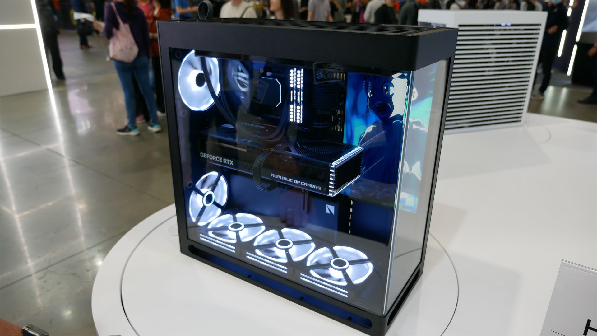 Ce nouveau boîtier PC intelligent vous permet de monter un GPU vertical derrière une vitre
