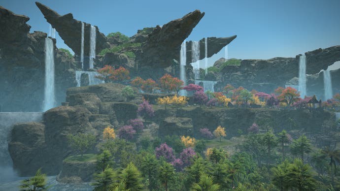 Capture d'écran de Final Fantasy 14 montrant des cascades tombant dans une jungle colorée