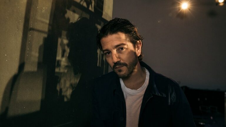 Le documentaire sur la liberté de la presse produit par Diego Luna, "State of Silence", acquis par Begin Again Films, bande-annonce dévoilée (EXCLUSIF) Plus de Variety Les plus populaires à lire absolument Abonnez-vous aux newsletters de Variety Plus de nos marques
	
	
