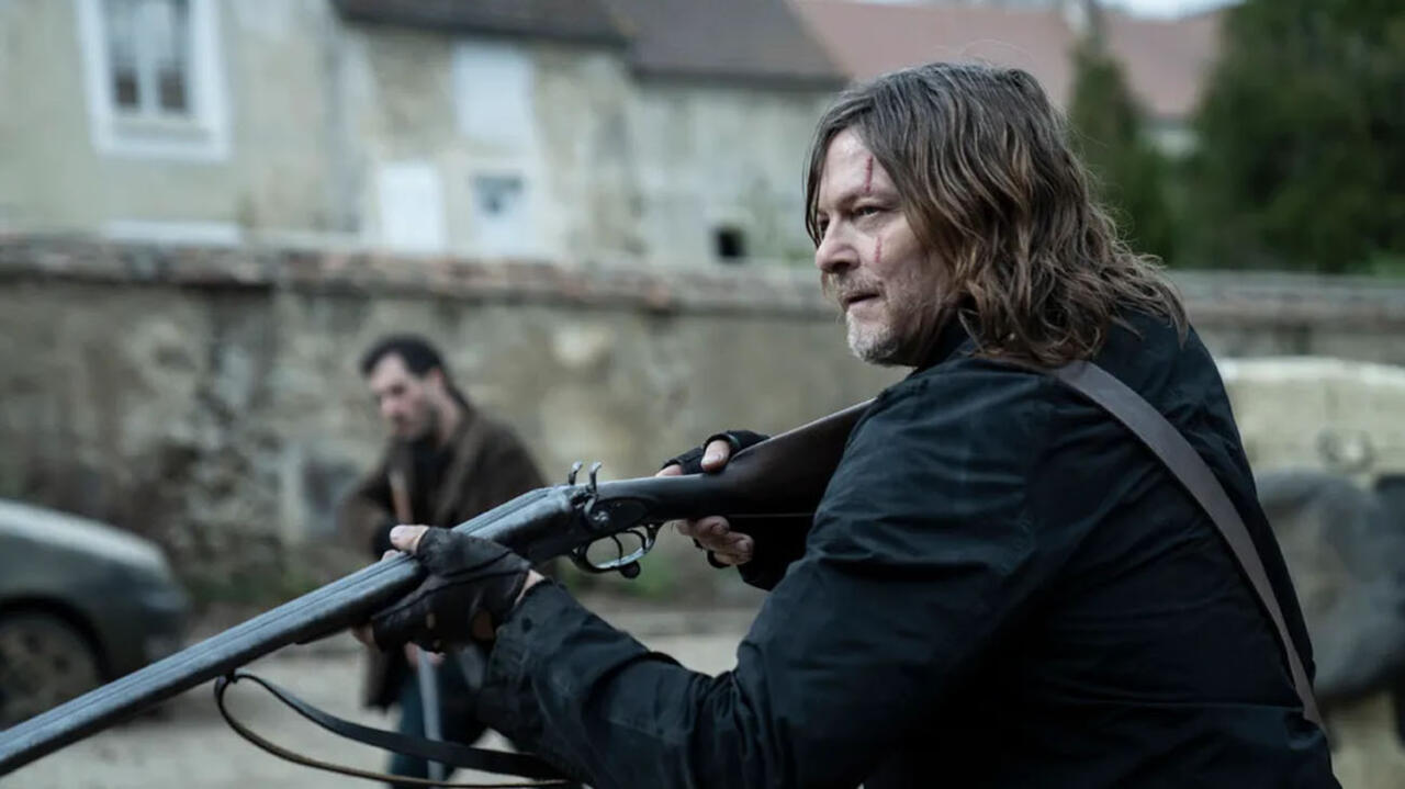 Daryl et ses alliés partent en moto d'attaque dans une scène de The Walking Dead : Daryl Dixon - The Book of Carol.